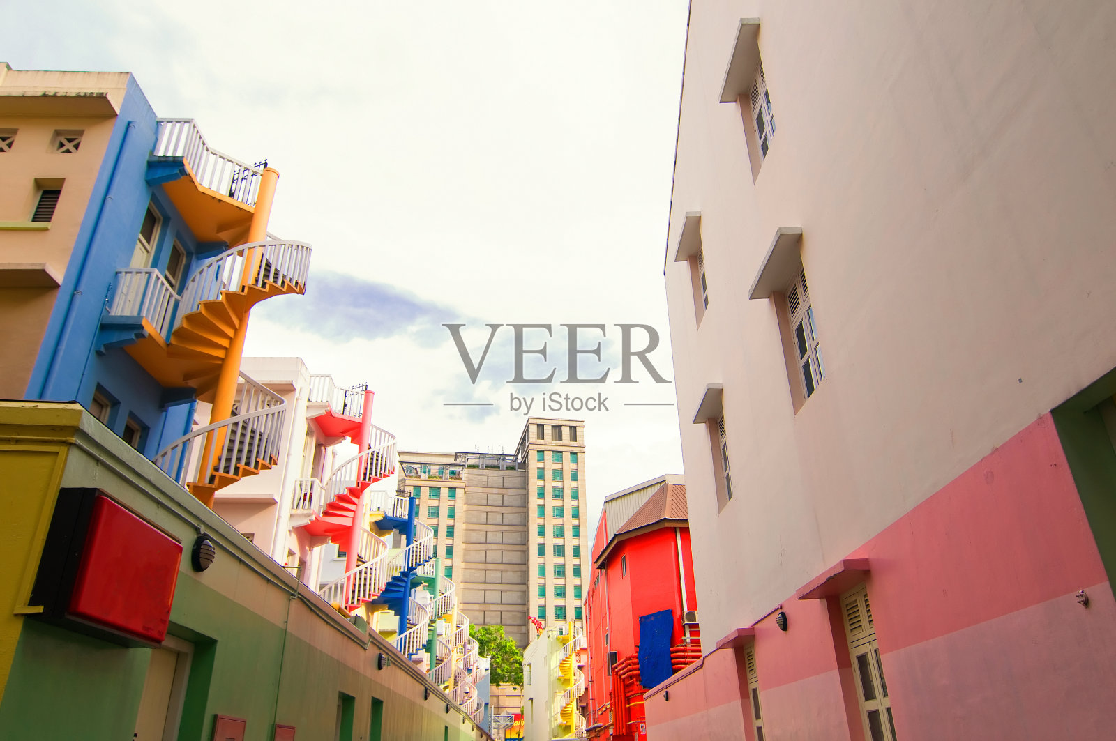 新加坡Bugis村的彩色螺旋楼梯照片摄影图片
