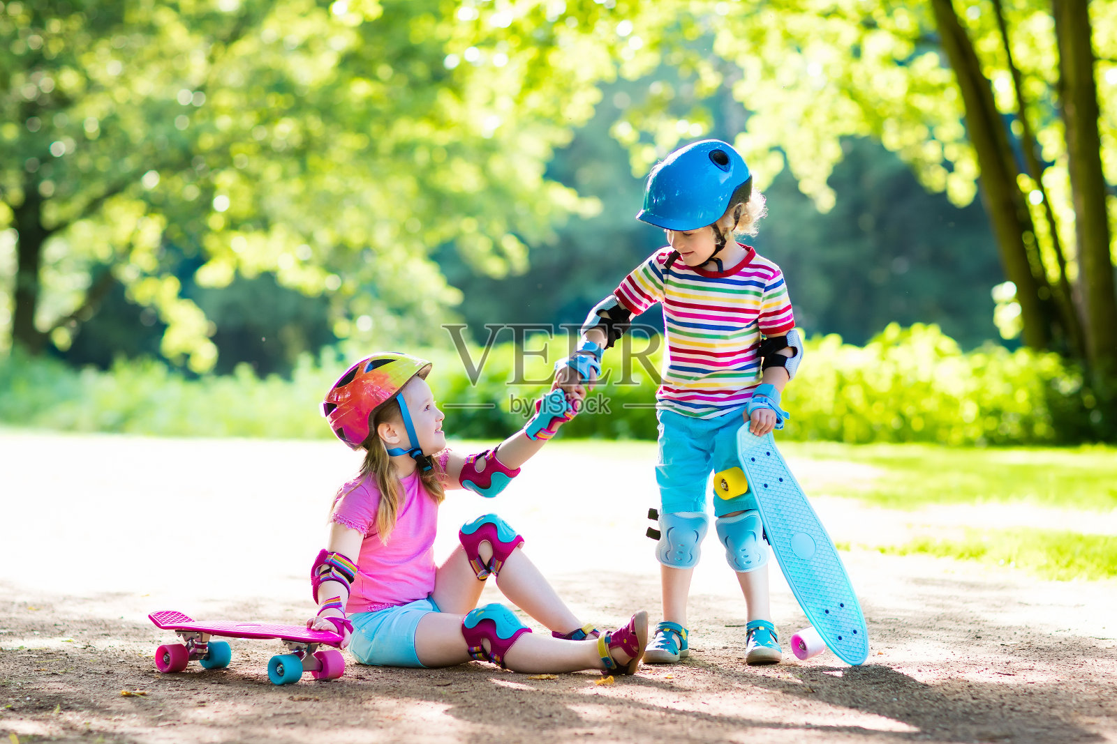 孩子们在夏季公园玩滑板照片摄影图片