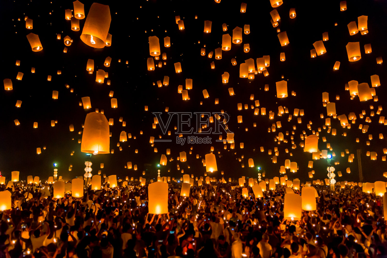 泰国清迈的怡鹏节上的浮灯笼照片摄影图片