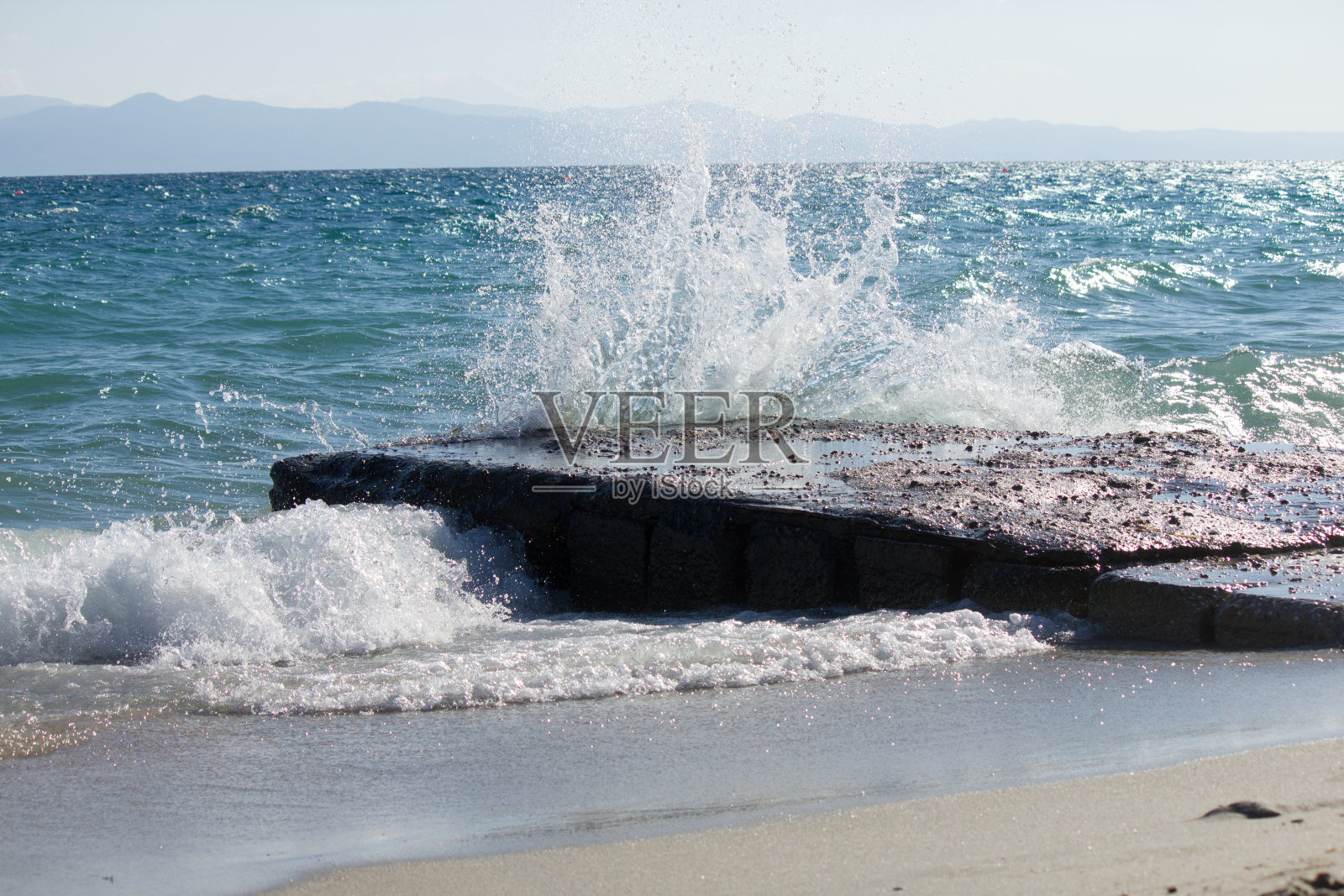 海浪拍打在岩石上照片摄影图片