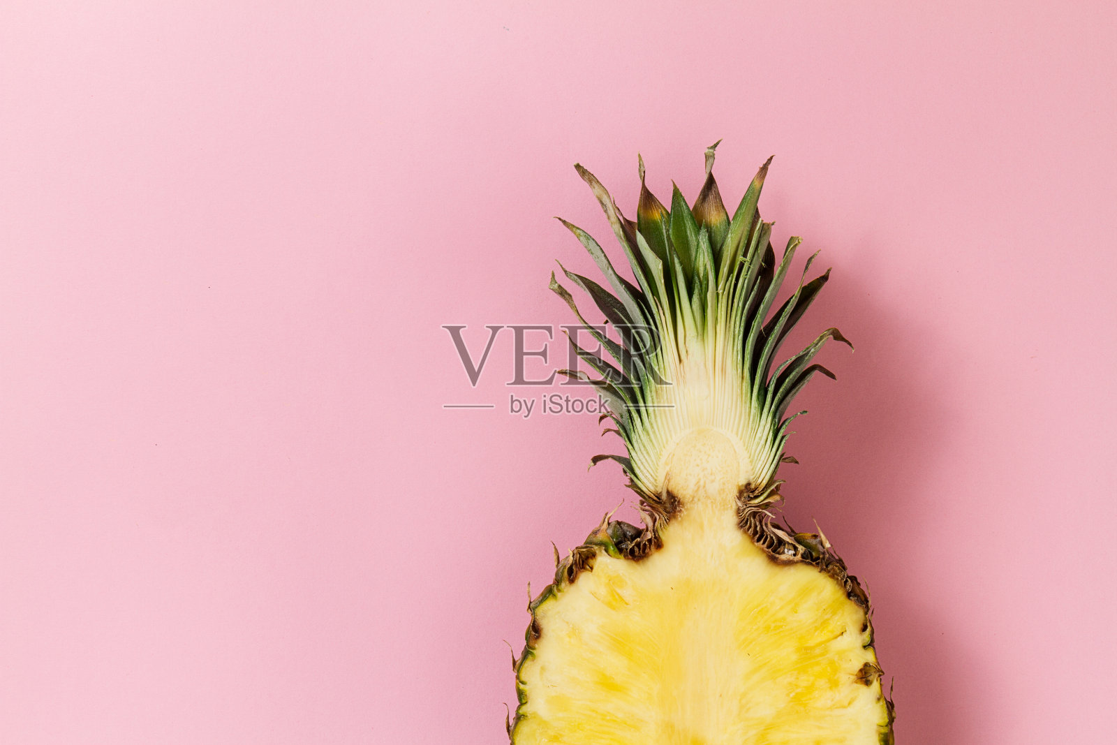 半片新鲜可口的菠萝放在粉红色的背景上。前视图。水平的。副本的空间。概念。照片摄影图片