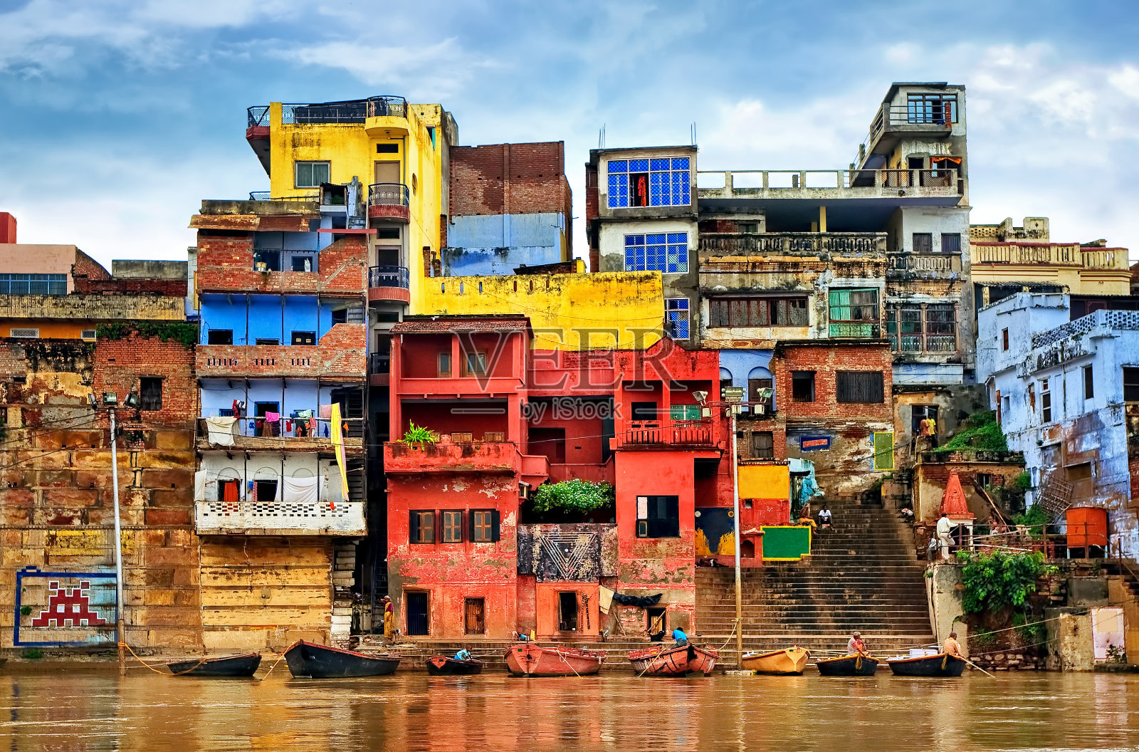 印度瓦拉纳西恒河上五颜六色的房子照片摄影图片
