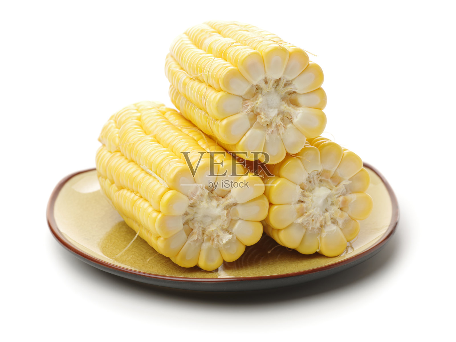 玉米芯上的玉米粒剥皮，在白色背景上孤立照片摄影图片