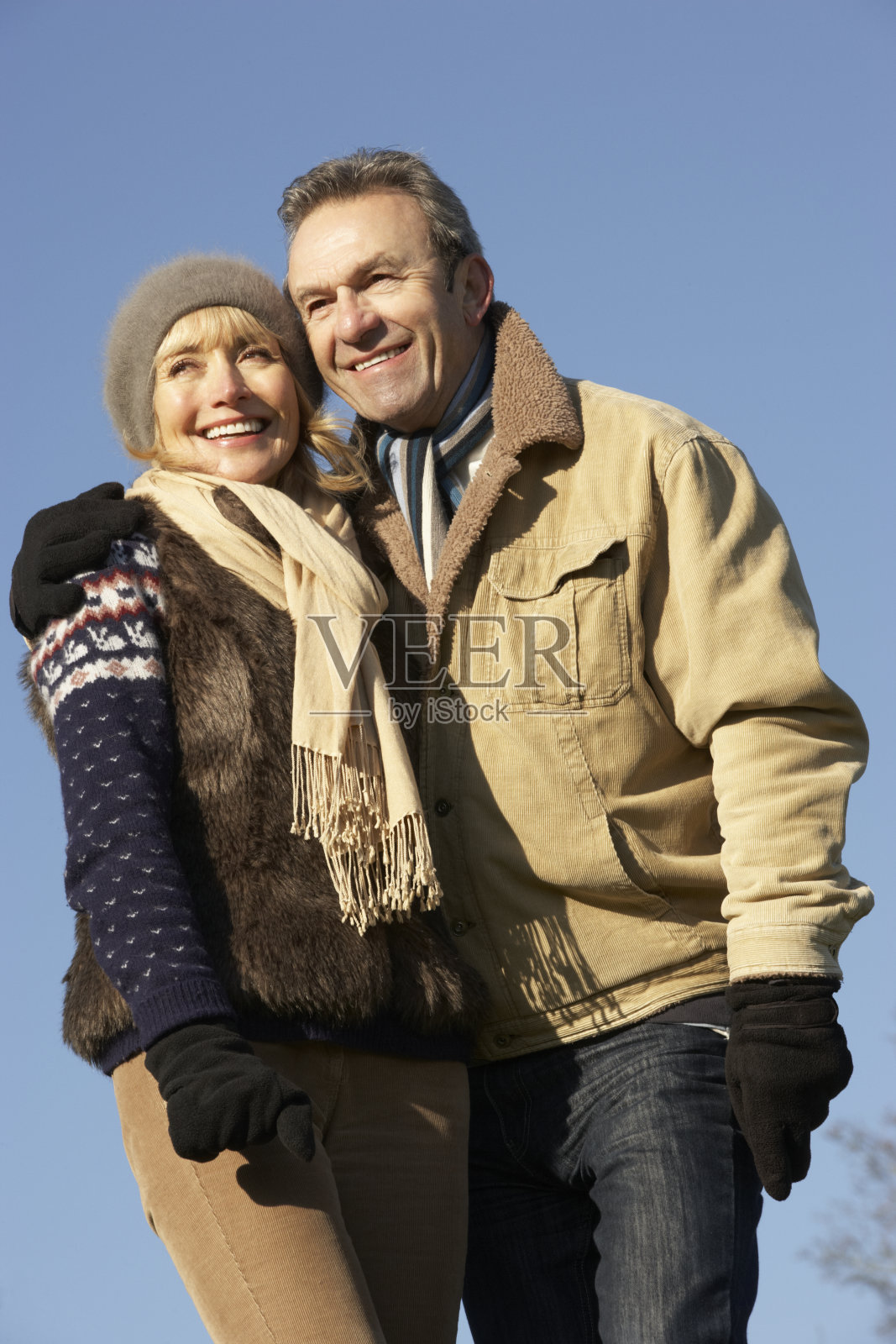 描绘一对成年夫妇在冬天的户外照片摄影图片