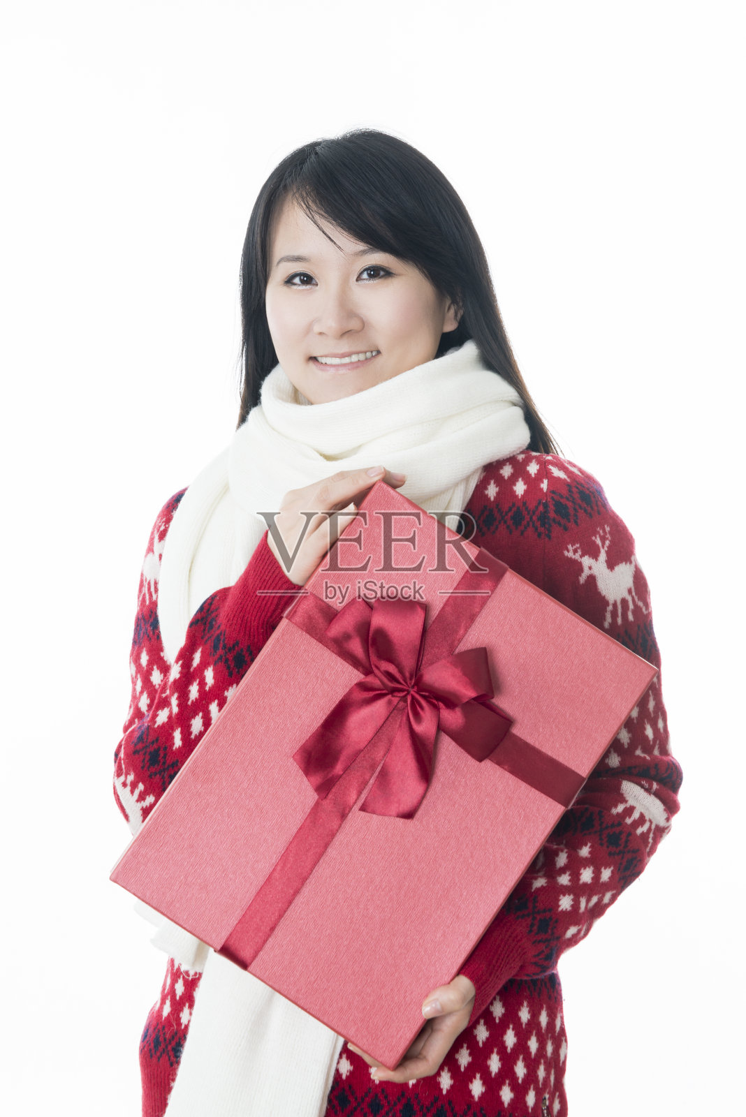 快乐的年轻女子与圣诞礼盒照片摄影图片