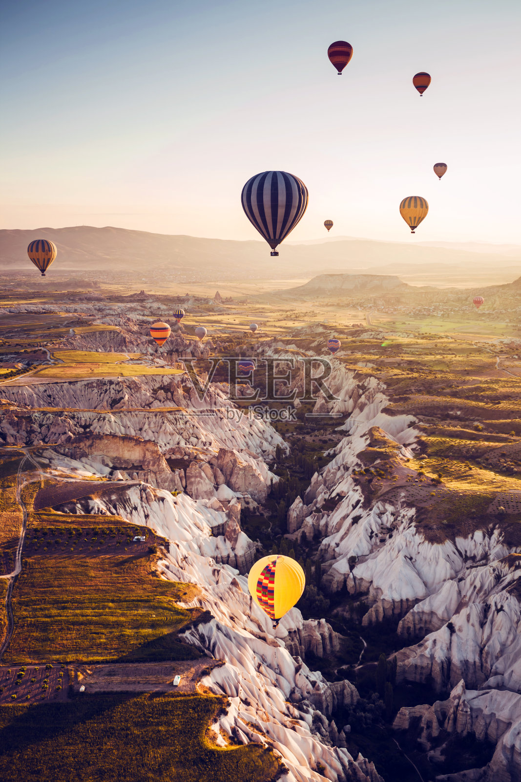 气球飞行。卡帕多西亚著名的旅游景点是飞机。卡帕多西亚是世界上最适合气球飞行的地方之一。卡帕多西亚,土耳其。照片摄影图片