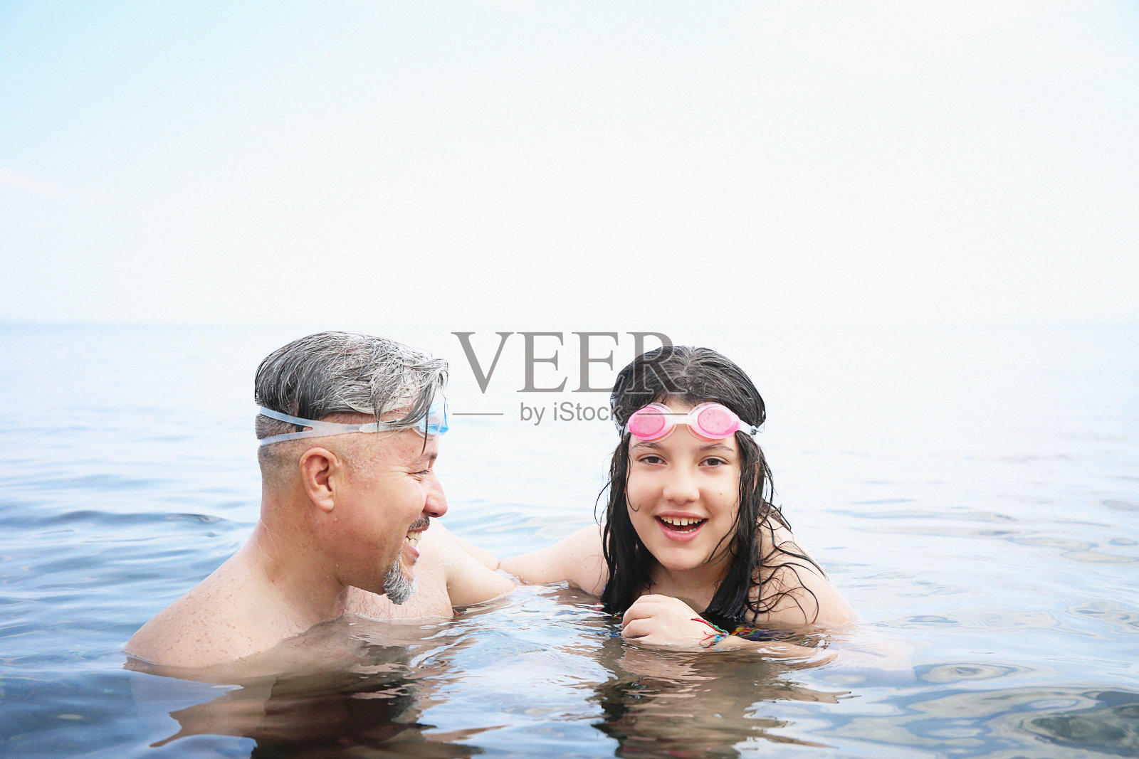 父亲和女儿一起在海里玩照片摄影图片