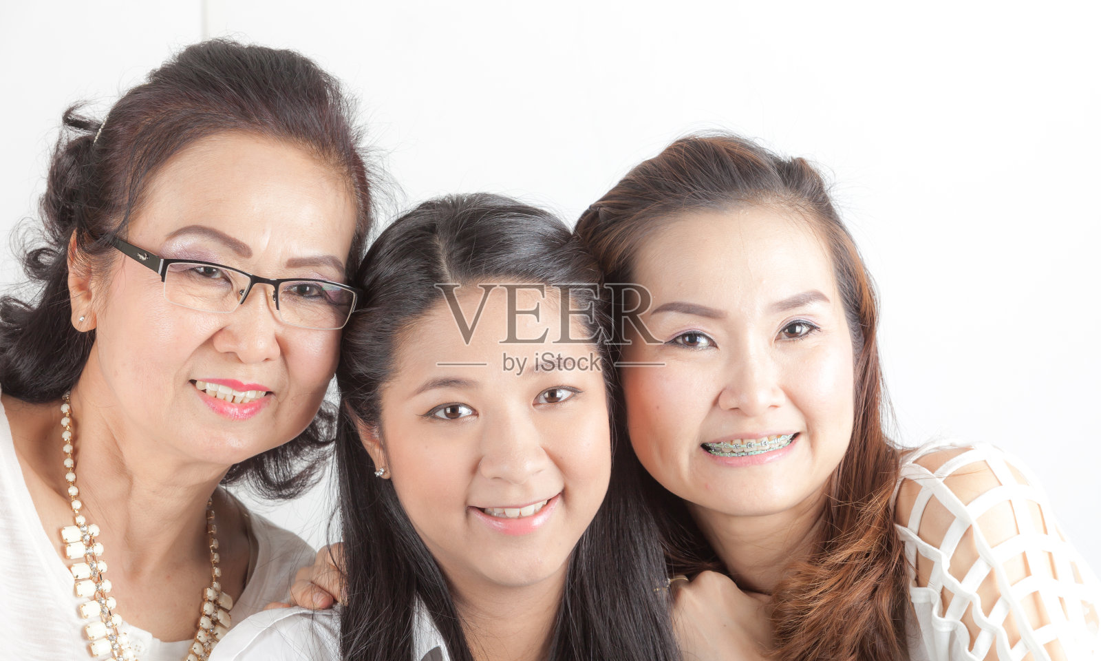 亚洲幸福家庭孤立在白色背景照片摄影图片