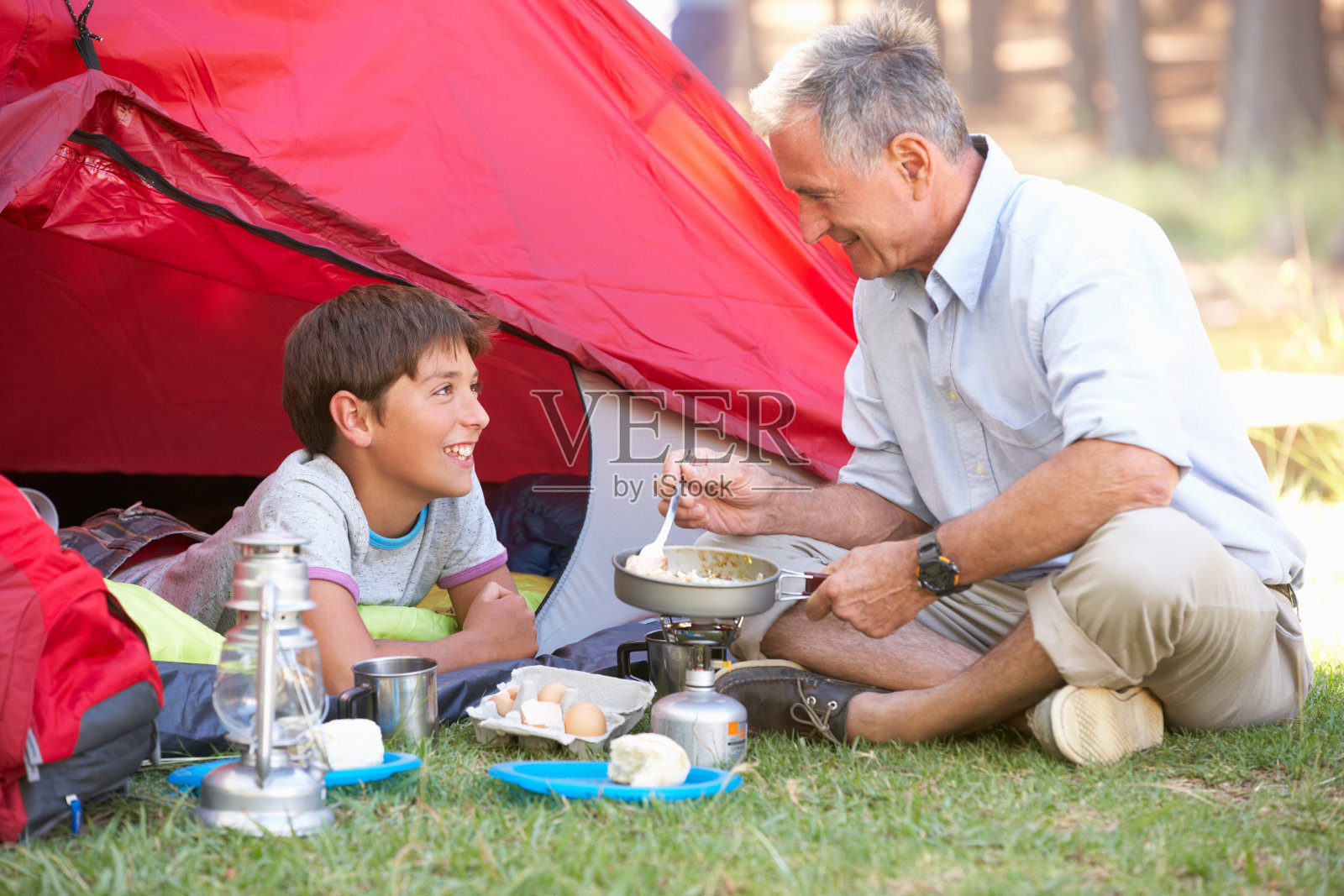 爷爷和孙子在野营假期做早餐照片摄影图片
