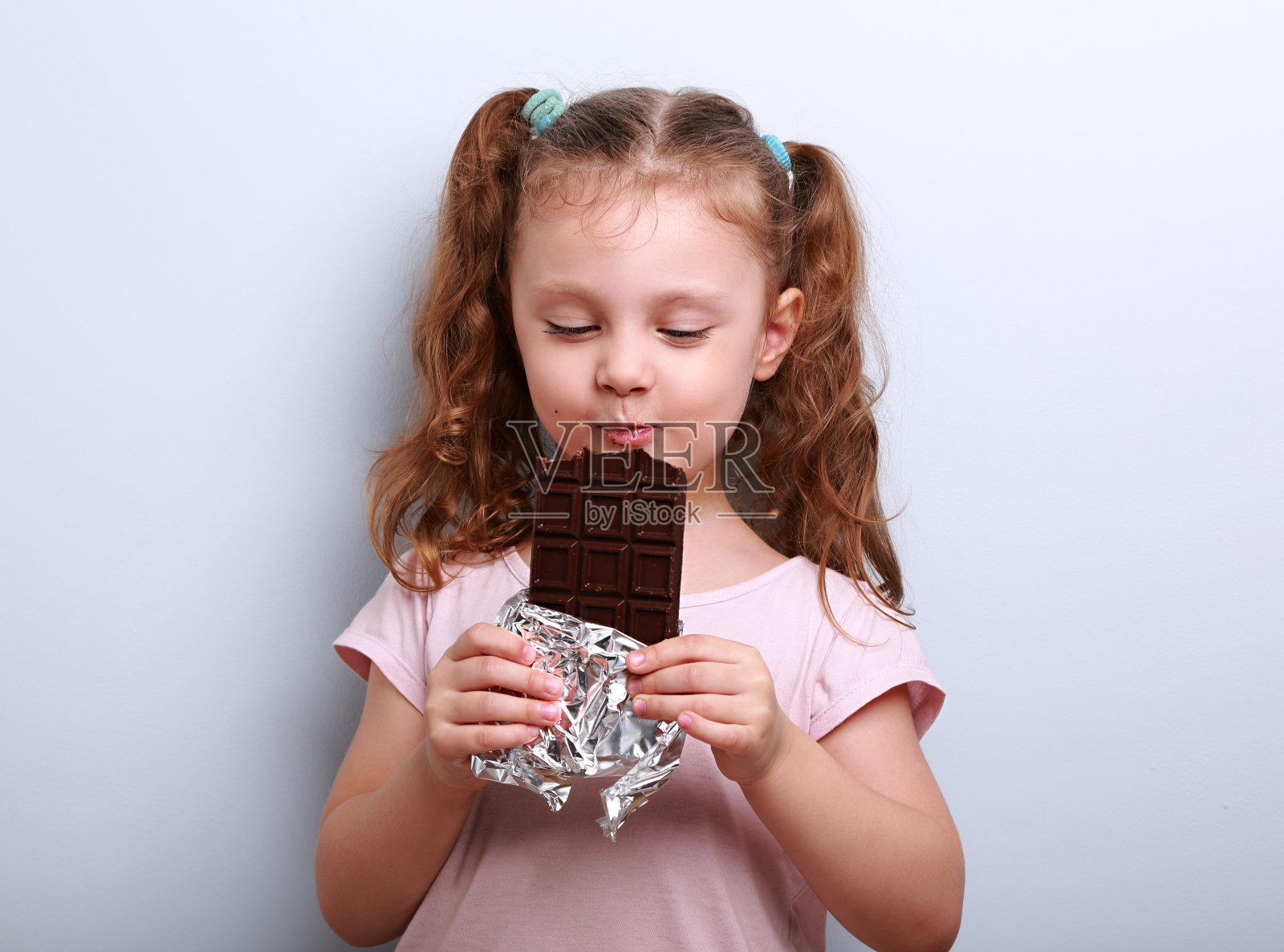 快乐的小女孩吃健康的黑巧克力愉快照片摄影图片