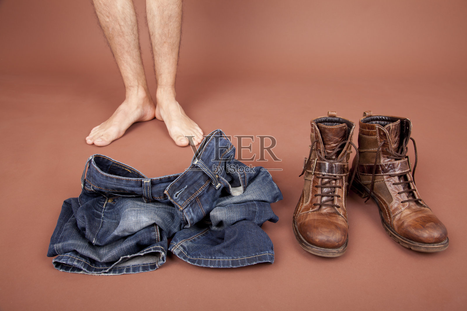 男人腿，牛仔裤和靴子照片摄影图片