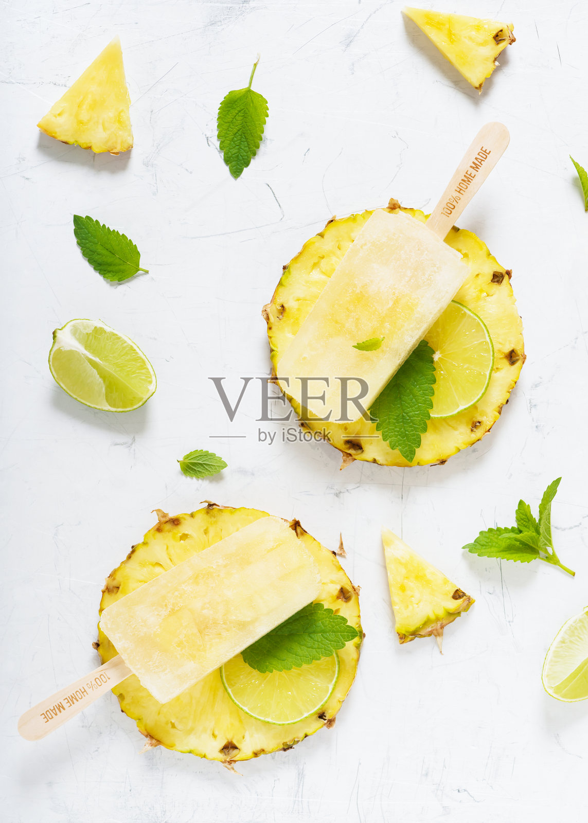 自制酸橙菠萝冰棒配新鲜水果。照片摄影图片