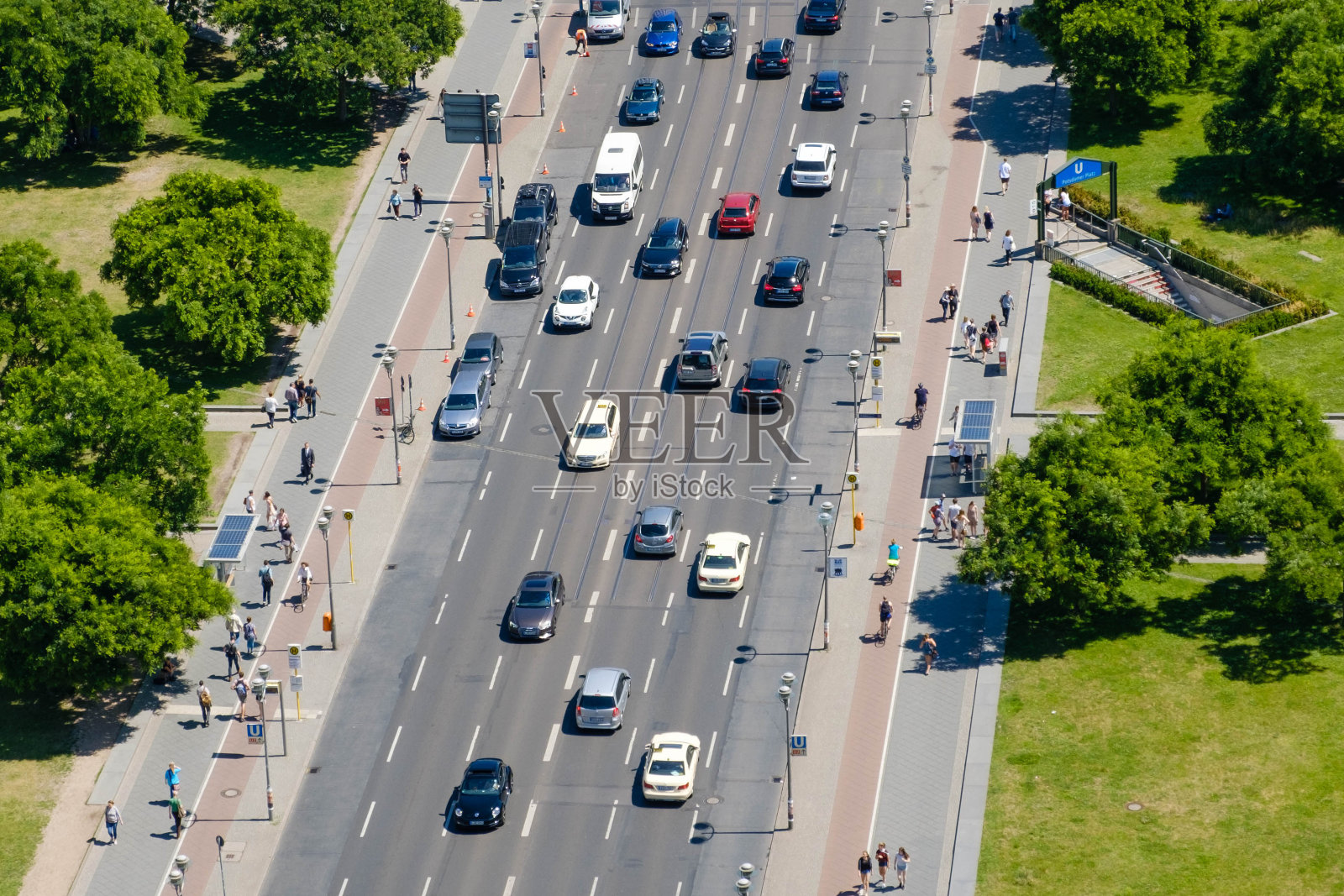 柏林波茨坦广场上繁忙的街道和人行道上车辆和行人的航拍照片摄影图片