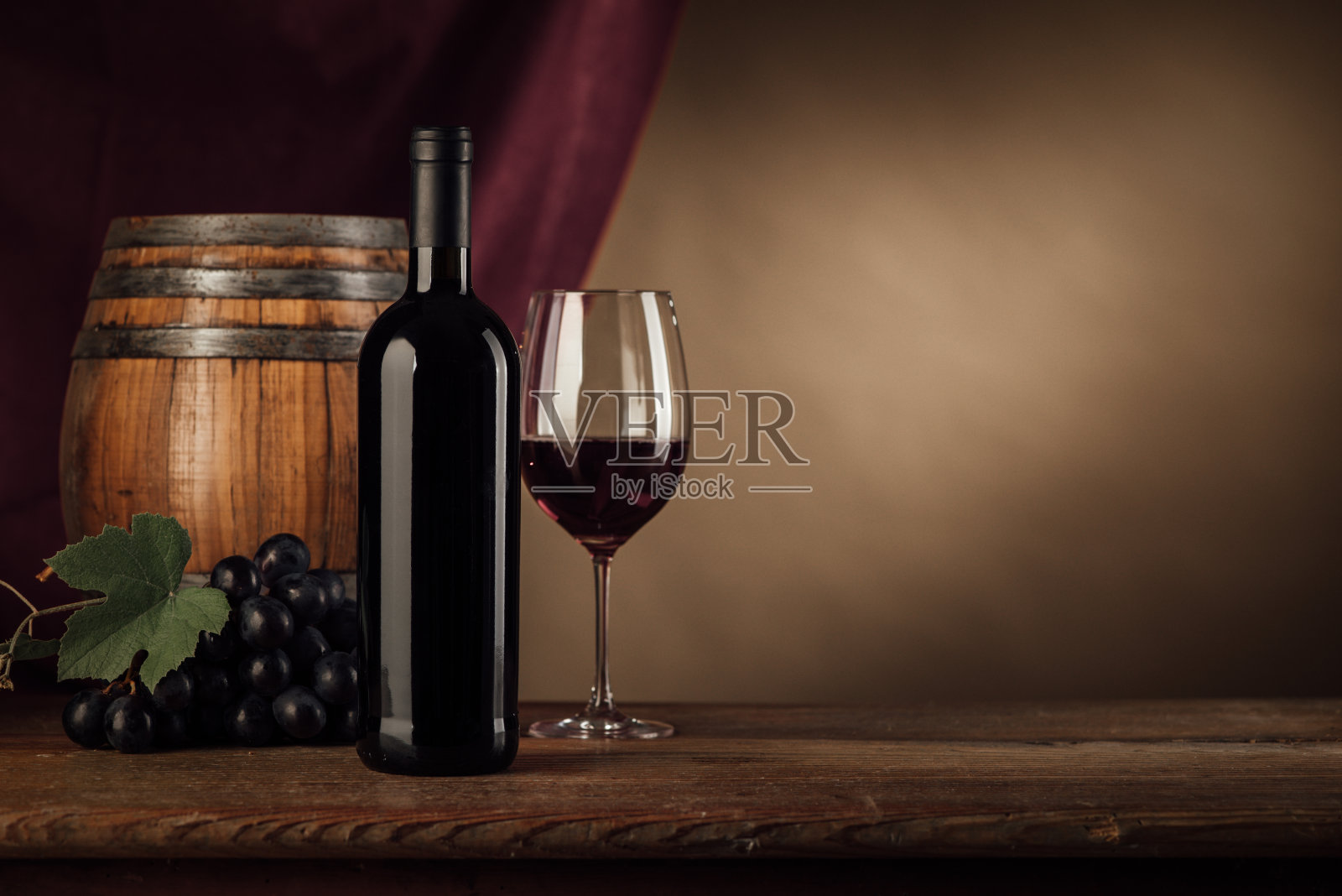 用玻璃杯在酒窖品尝葡萄酒照片摄影图片