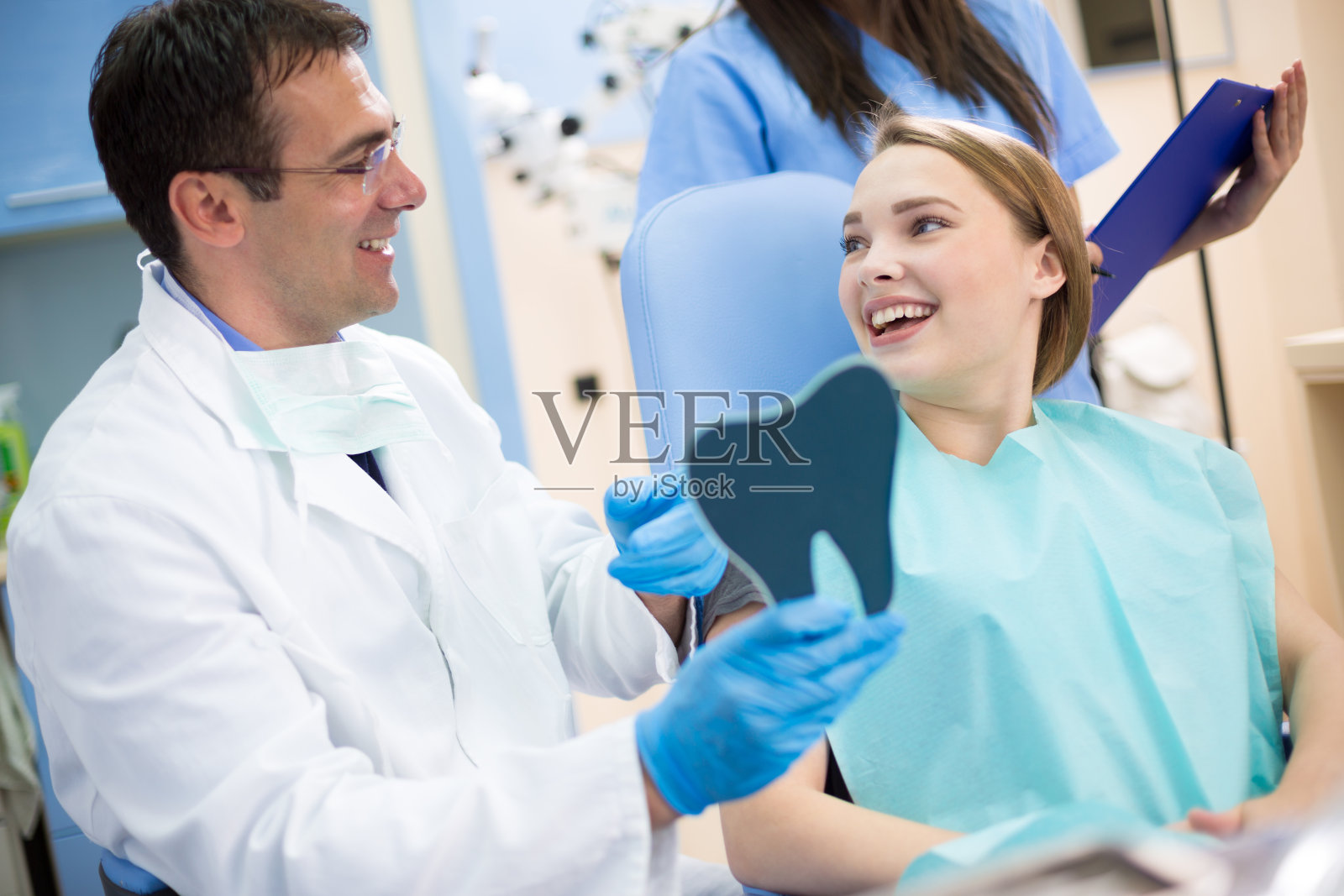 满意的女孩和牙医在牙科救护车微笑照片摄影图片