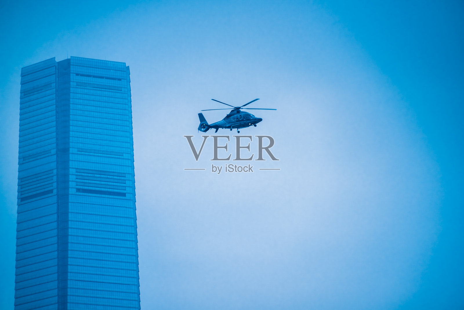 一架直升飞机在上海摩天大楼上空盘旋照片摄影图片