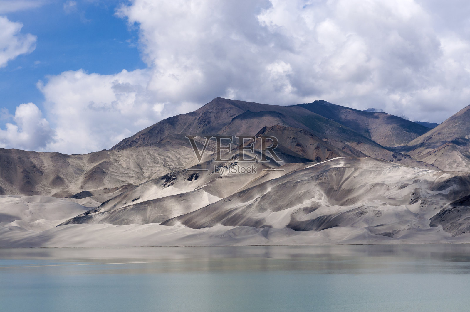 中国喀喇昆仑公路沿线的沙丘和湖泊照片摄影图片