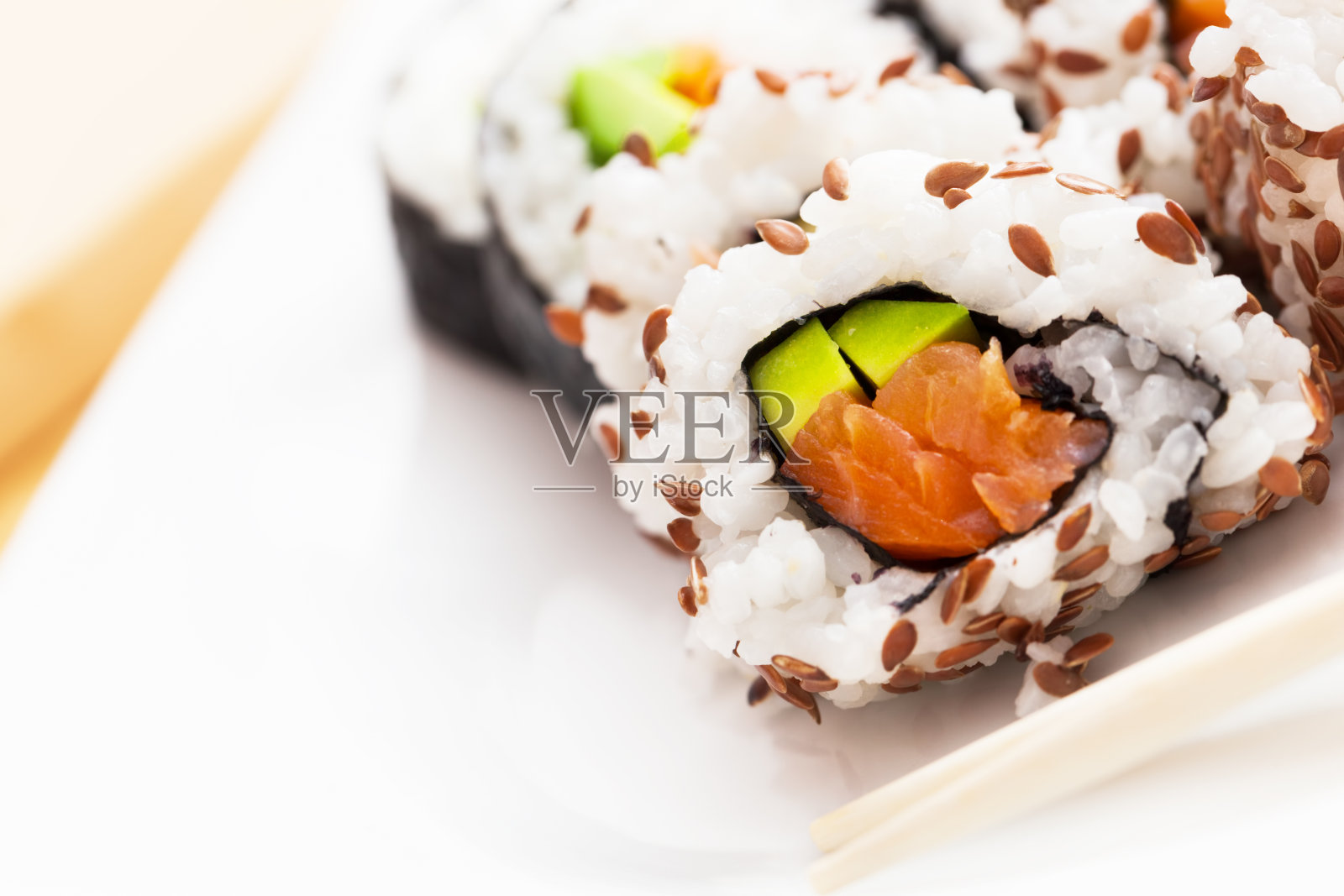 三文鱼寿司，鳄梨，海带饭，芥末和生姜。照片摄影图片
