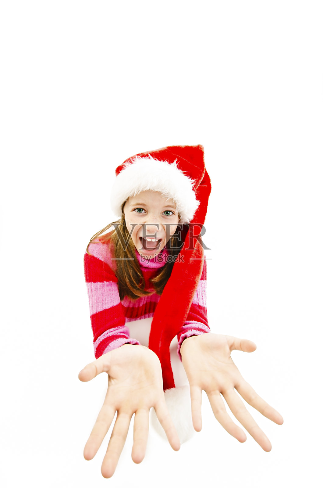 戴着红色圣诞帽的小女孩，抬头看着镜头照片摄影图片