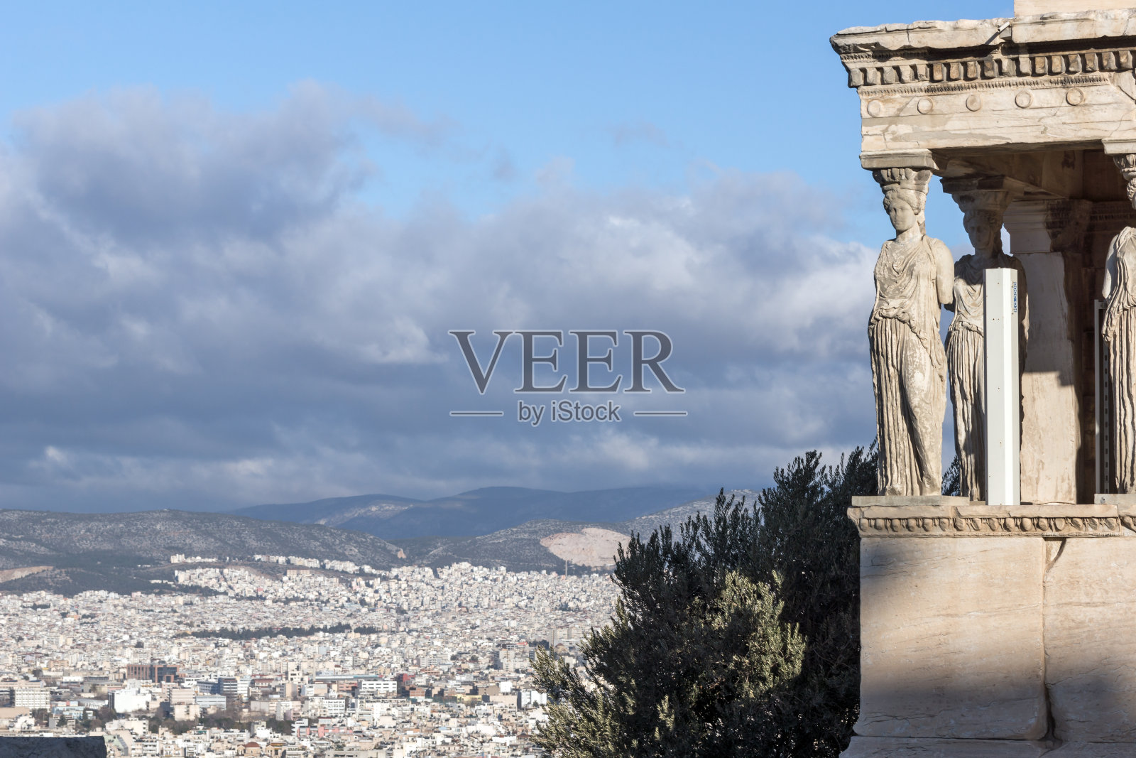 伊瑞克提翁神庙的女像柱门廊，位于希腊雅典卫城的北侧照片摄影图片