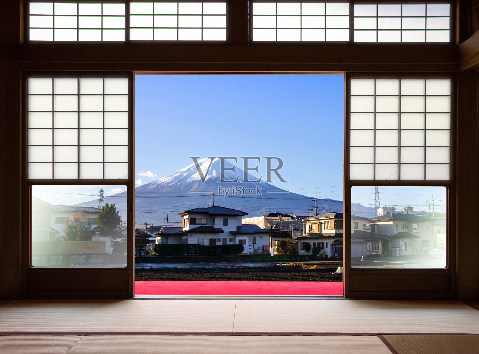 传统的日本室内住宅和纸推拉门和榻榻米，在秋天可以看到美丽的富士山和日本房子。Kawaguchiko,日本山梨县照片摄影图片