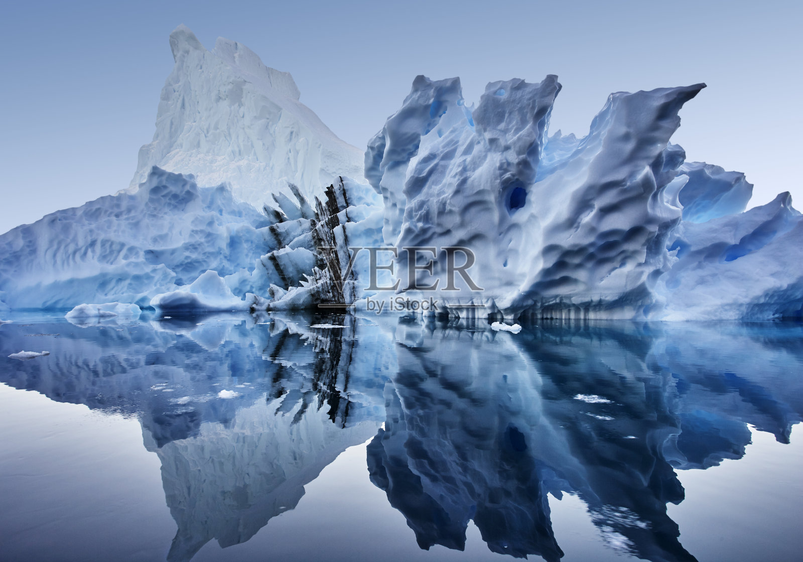 冰山漂浮在格陵兰峡湾照片摄影图片