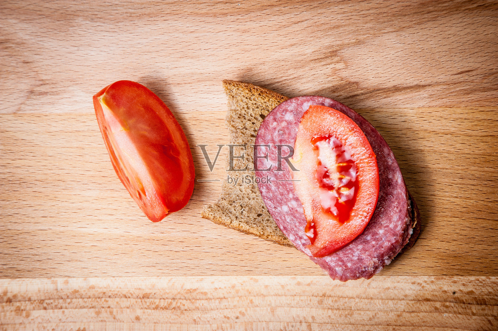 香肠和番茄三明治照片摄影图片