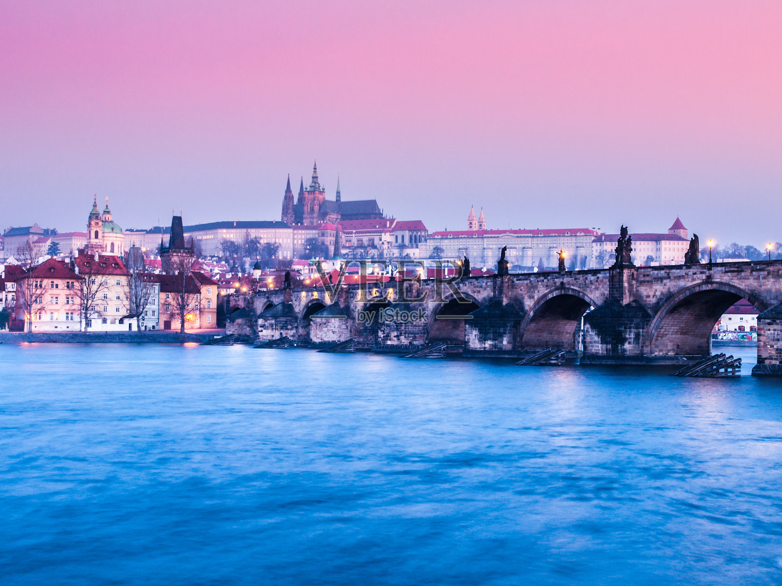 晴朗寒冷的早晨，布拉格城堡和查理大桥，捷克共和国照片摄影图片
