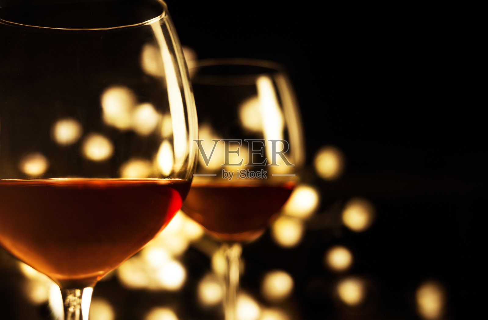 两杯红酒。浪漫,约会,圣诞节。照片摄影图片