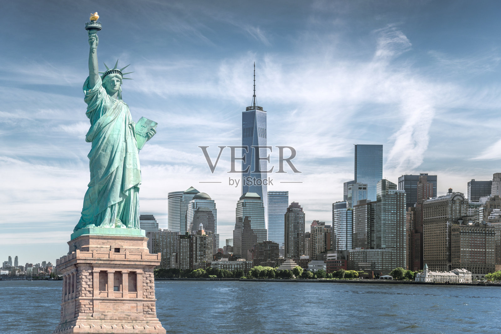 以世贸中心为背景的自由女神像，纽约市的地标照片摄影图片