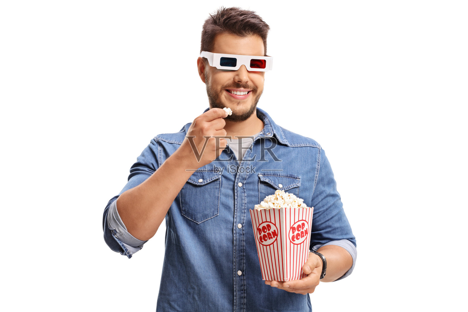 一个戴着3D眼镜吃着爆米花的男人照片摄影图片