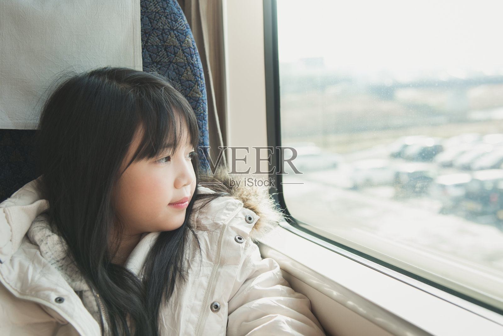 亚洲小女孩从窗户往外看照片摄影图片