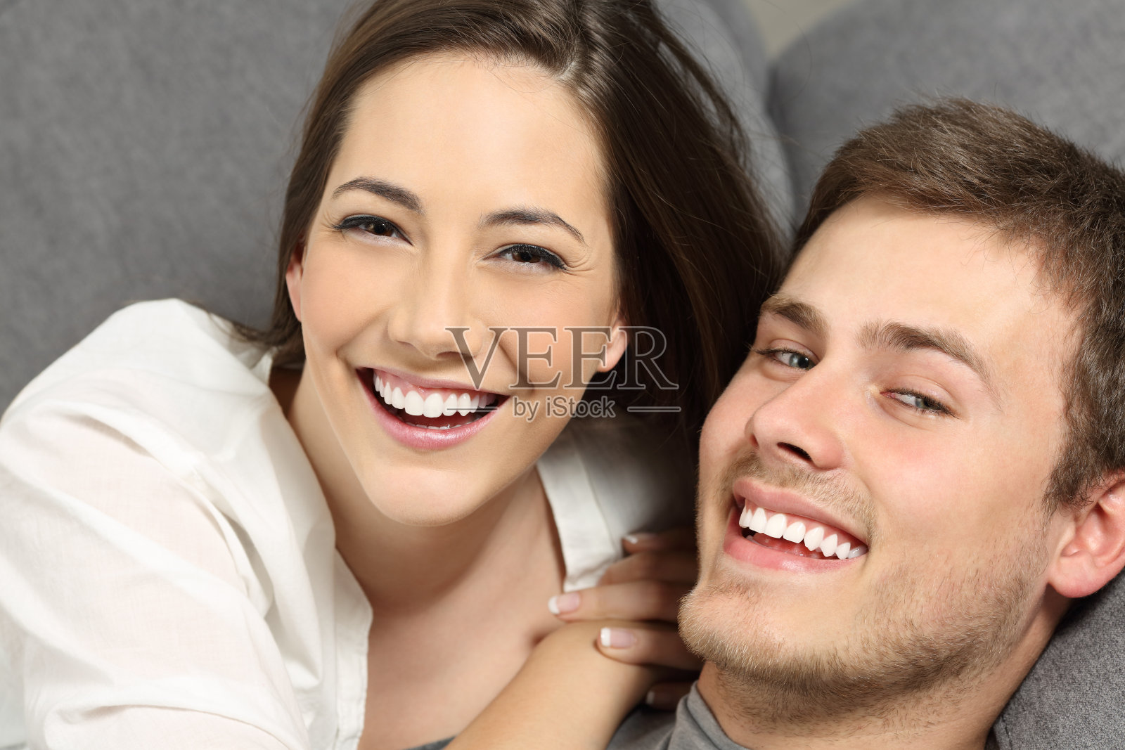 一对拥有完美牙齿和洁白笑容的夫妇照片摄影图片