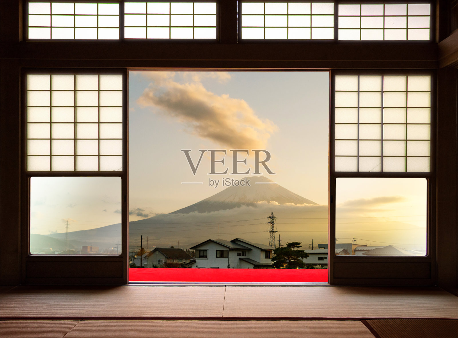 传统的日本室内房子和纸滑动门和榻榻米打开到美丽的日落富士山和日本房子在秋季。Kawaguchiko,日本山梨县照片摄影图片