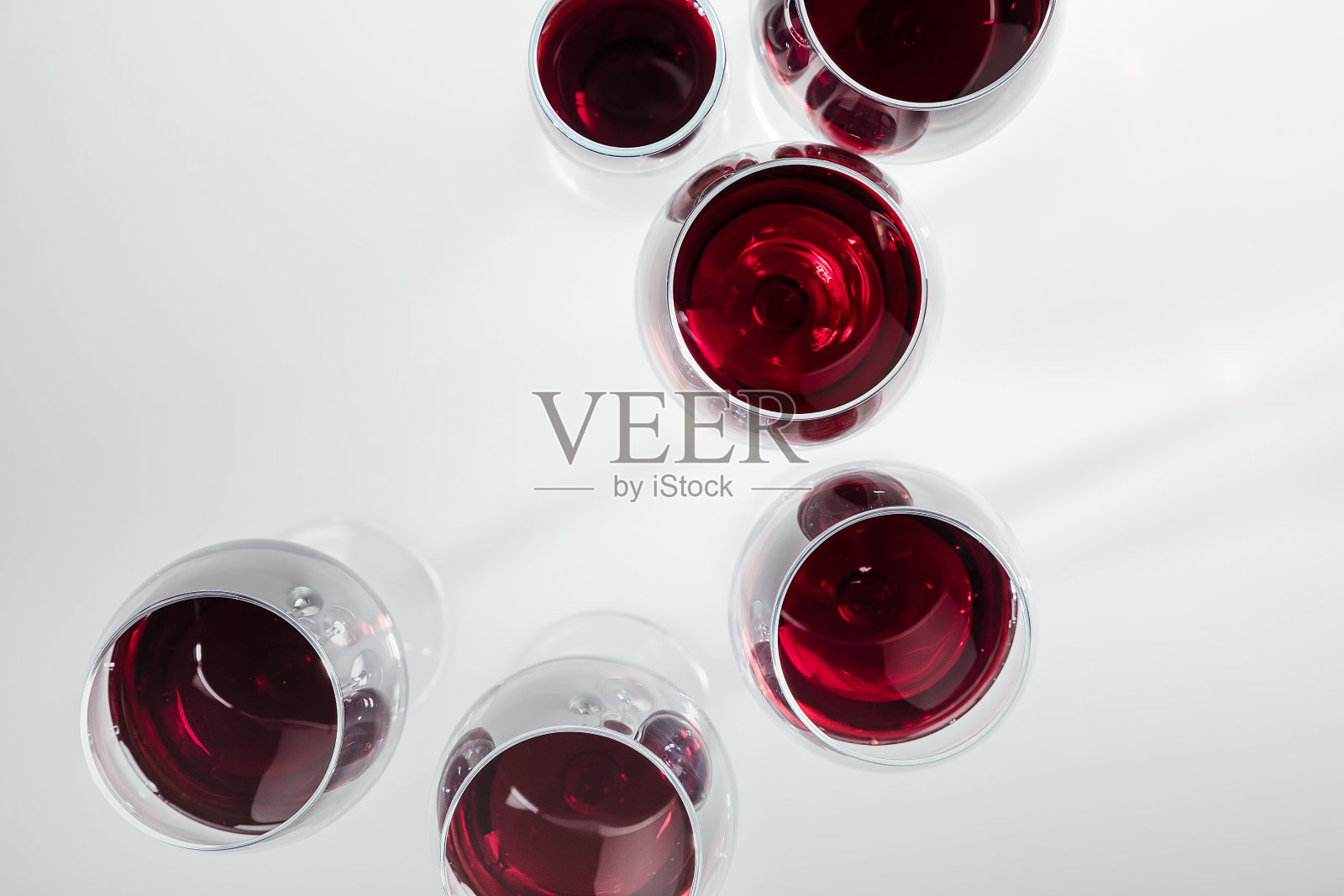 顶视图红酒在酒杯安排孤立的白色照片摄影图片