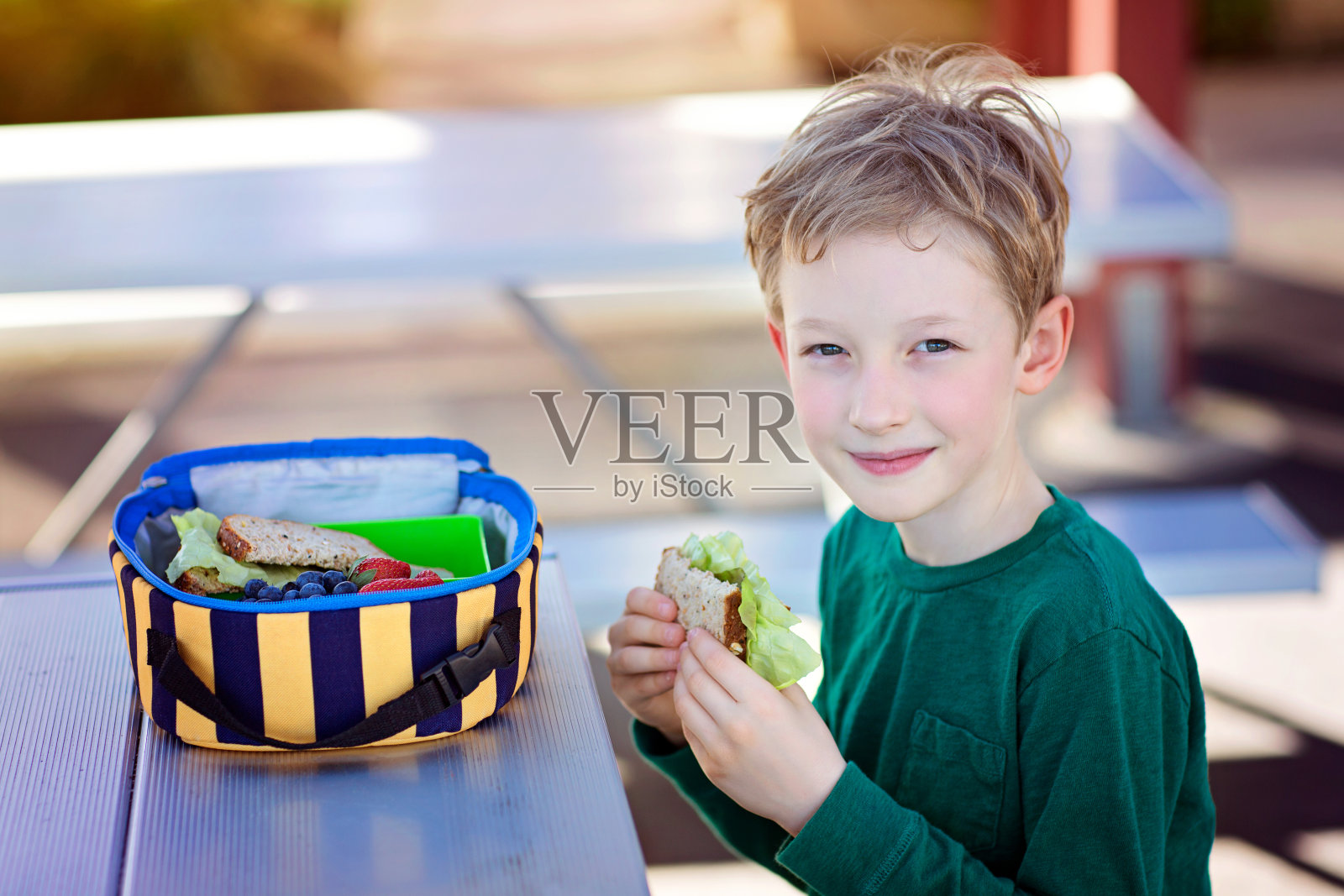 吃学校午餐的孩子照片摄影图片