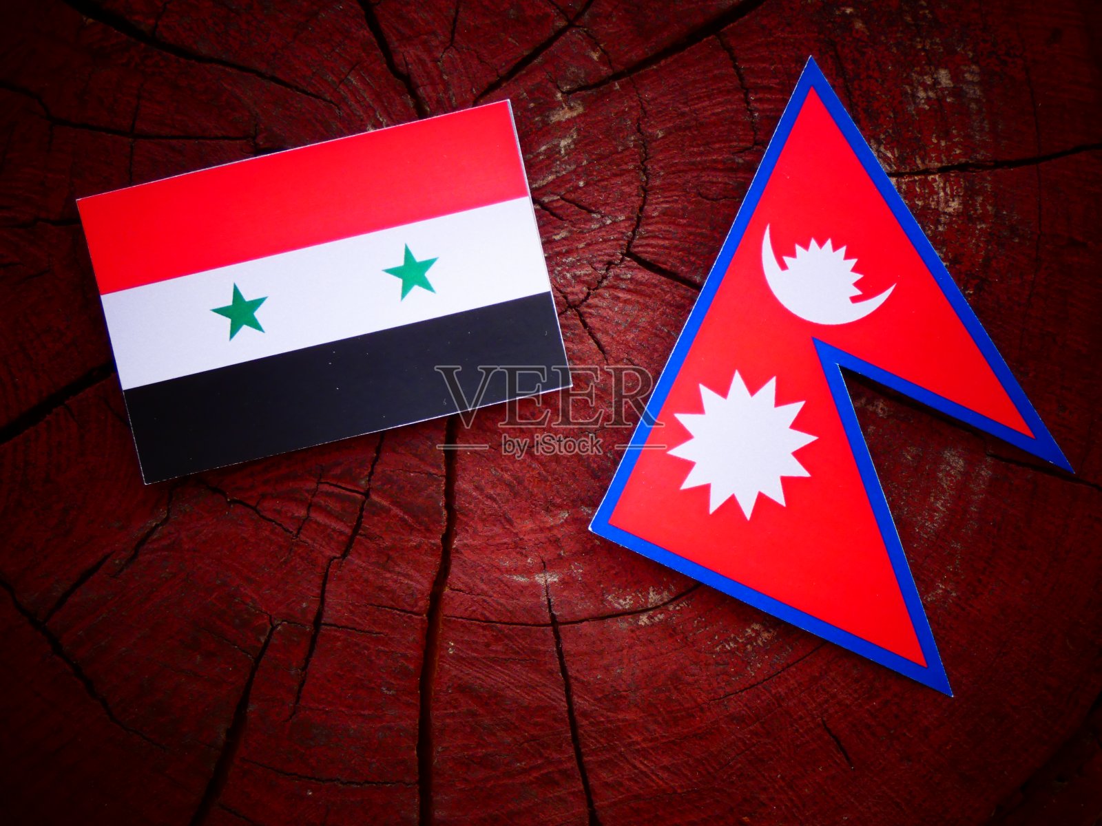 叙利亚国旗和尼泊尔国旗孤立地挂在树桩上照片摄影图片