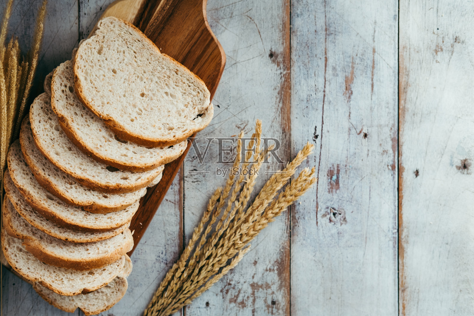 新鲜的面包和烘焙食品放在木头上照片摄影图片
