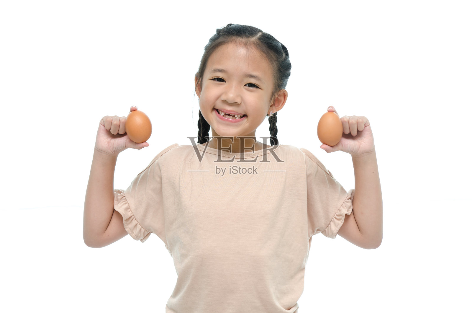 亚洲女孩微笑着拿着鸡蛋照片摄影图片