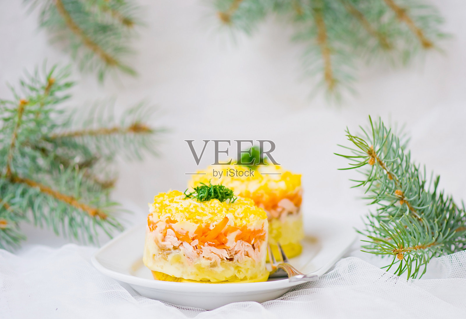 传统的俄罗斯蔬菜沙拉配鲑鱼含羞草照片摄影图片