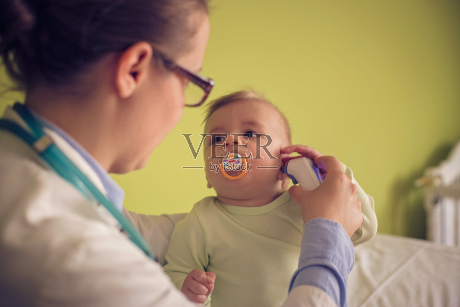 医生给男婴测体温照片摄影图片
