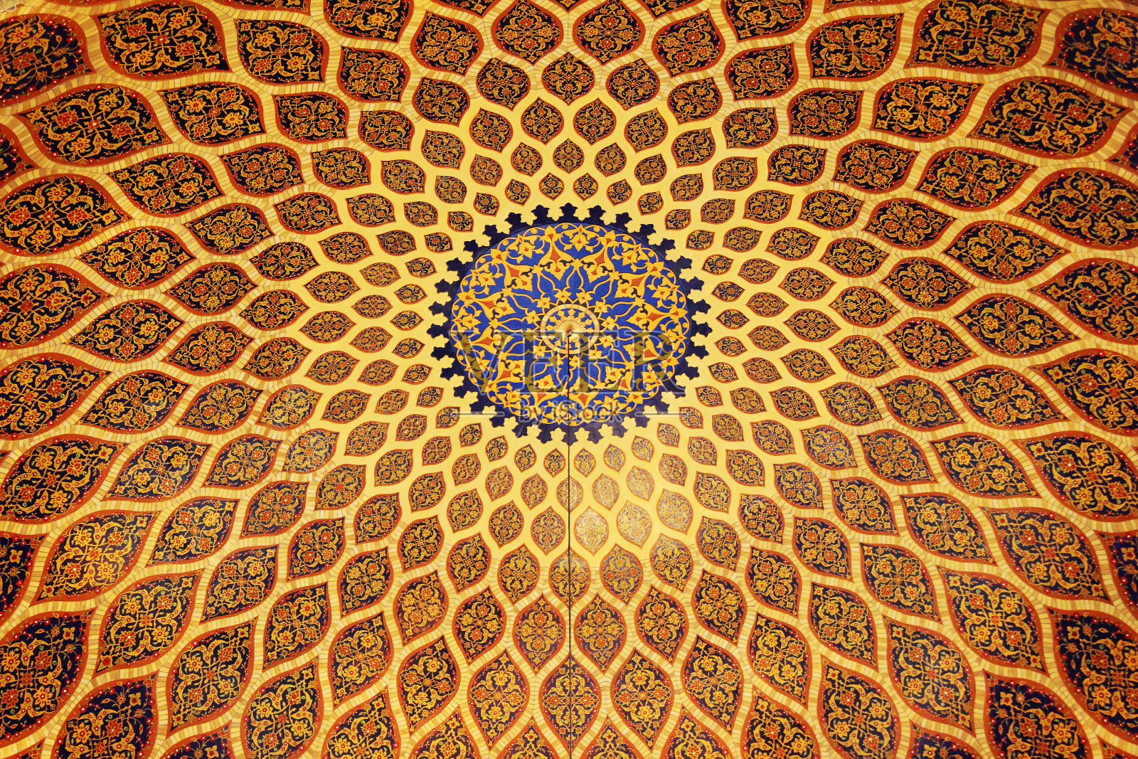 阿拉伯风格的青铜和蓝色天花板。迪拜,阿联酋。照片摄影图片