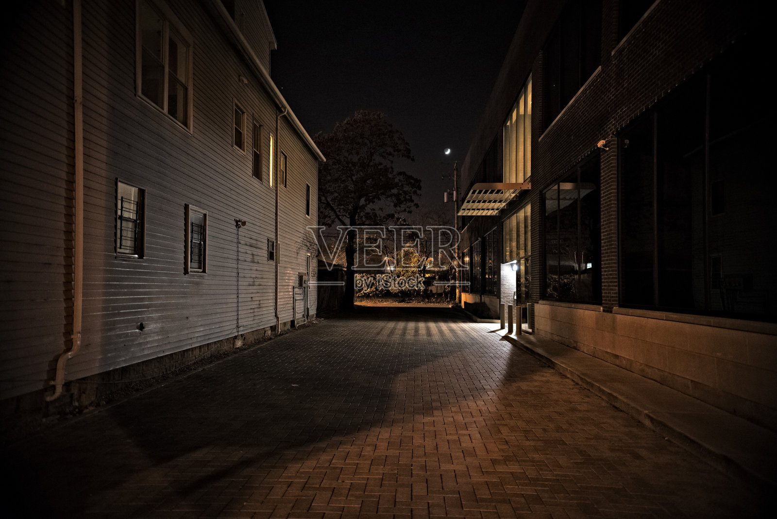 黑暗的城市小巷的夜晚照片摄影图片