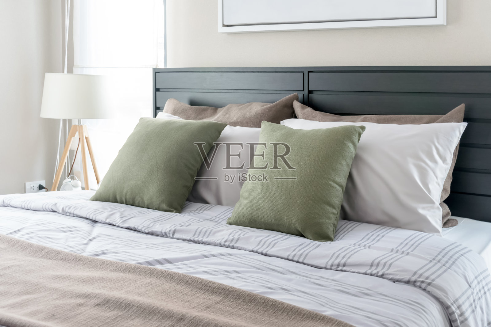 现代卧室，床上有绿色枕头照片摄影图片