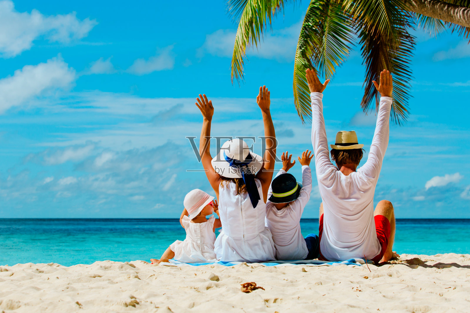 幸福的家庭和两个孩子在海滩上举手照片摄影图片