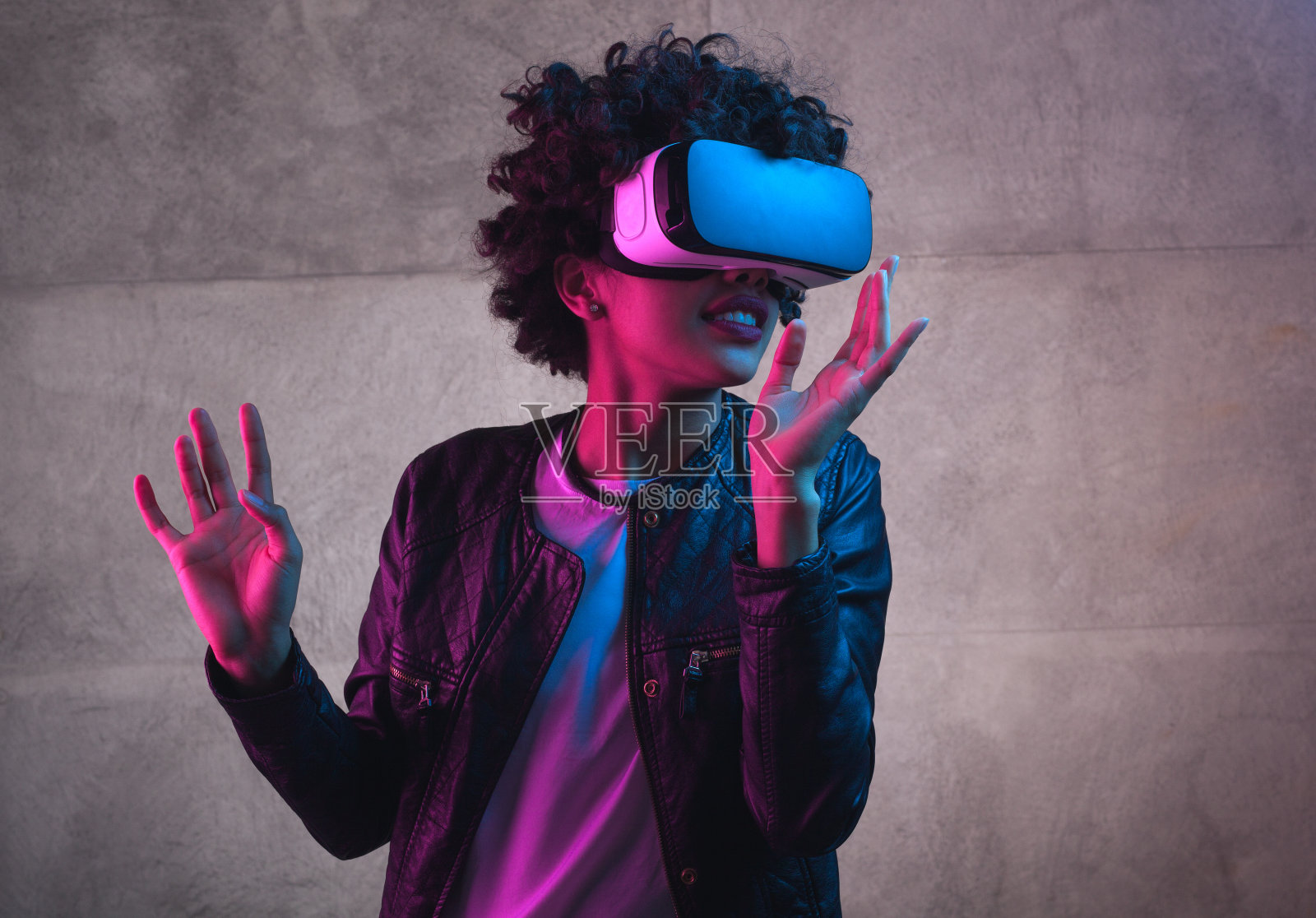 一个女孩在玩虚拟现实头盔照片摄影图片