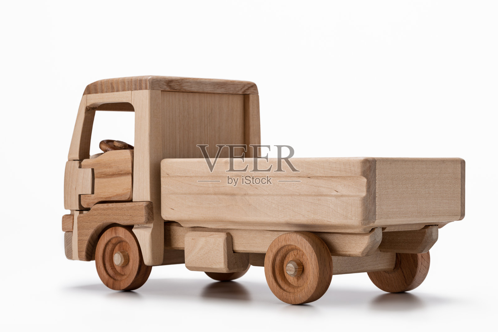 一辆天然木材制成的玩具卡车，后视镜。照片摄影图片