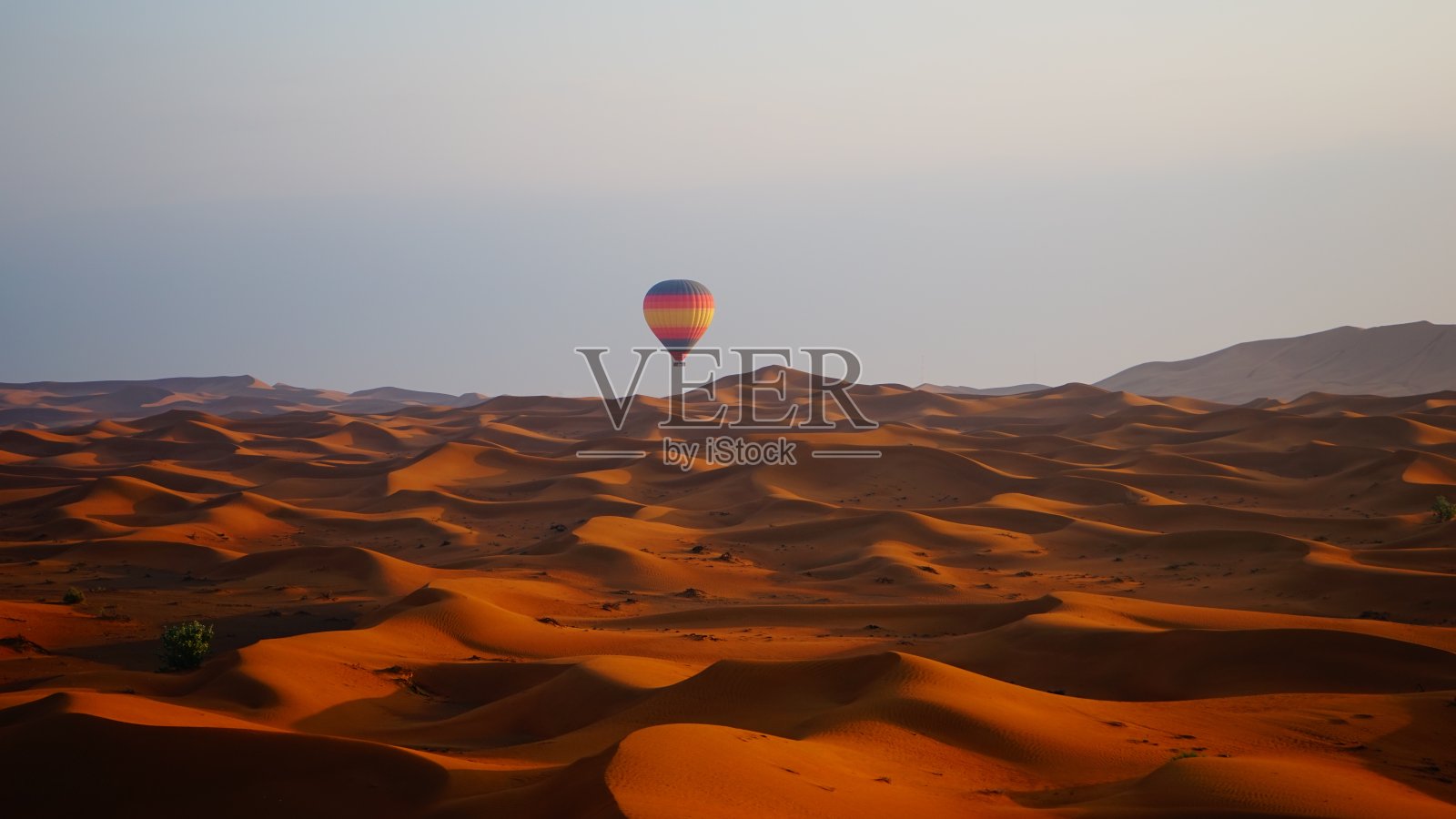 迪拜沙漠上空的热气球照片摄影图片