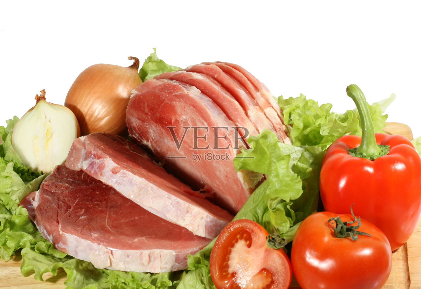 新鲜的肉放在蔬菜沙拉的叶子上照片摄影图片