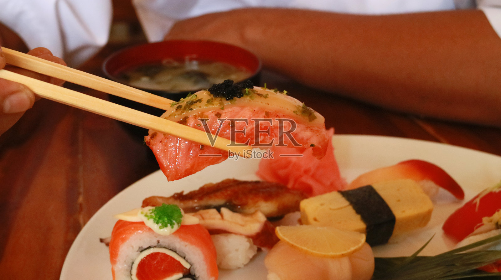 吃寿司照片摄影图片